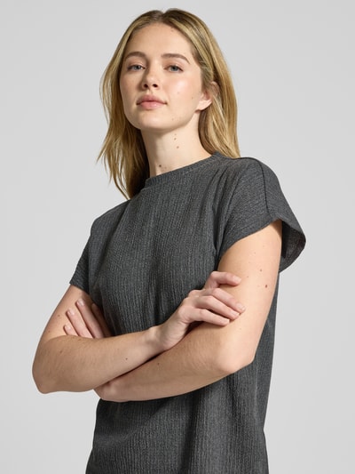 Frauenmodel trägt T-Shirt mit Strukturmuster und Rundhalsausschnitt von Christian Berg Woman, Material-Mix mit Viskose-Anteil, Regular Fit, Nahaufnahme Oberkörper.