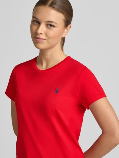 Kobiece modelka nosi T-Shirt mit Label-Stitching od Polo Ralph Lauren, czerwony kolor, bawełna, regular fit, zbliżenie na górną część ciała.