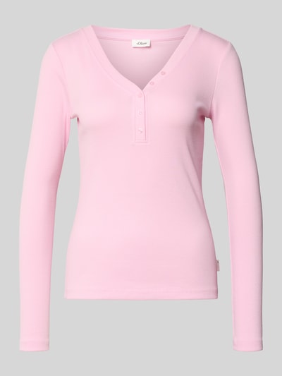 Produktfoto, Slim Fit Langarmshirt mit Zierknopfleiste von s.Oliver RED LABEL, kolor melanż, dekolt w serek, prążkowana faktura.
