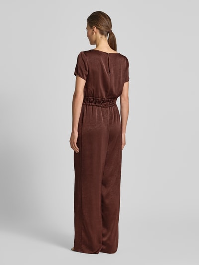 Frauenmodel trägt Relaxed Fit Jumpsuit mit Rundhalsausschnitt von Rinascimento in Braun, Satin, taillierte Passform, Rückansicht Ganzkörperansicht.