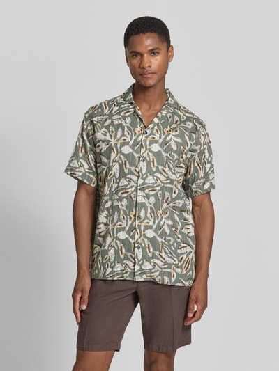 Männermodel trägt Regular Fit Freizeithemd im Allover-Look Modell 'BILBAO' von Jack & Jones Premium aus Reine Baumwolle, Ganzkörperansicht von vorne.
