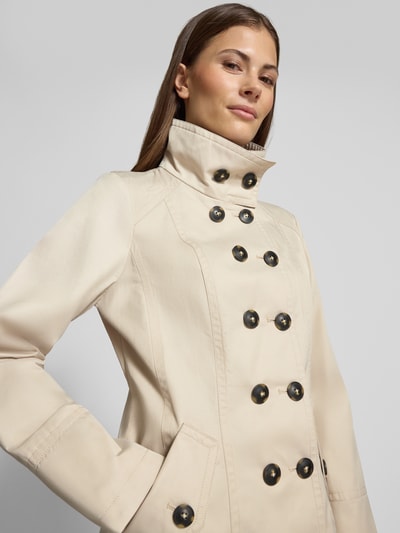 Frauenmodel trägt Jacke mit Stehkragen und Pattentaschen von Fuchs Schmitt im Baumwoll-Mix, beige, Zweireiher, Nahaufnahme Oberkörper.