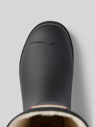 Produktfoto, Stiefel mit Label-Patch von Hunter in Schwarz, abgerundete Form, Innenfutter, profilierte Sohle, Detailaufnahme, Damen Stiefel.
