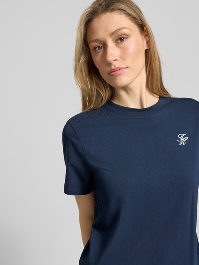 Frauenmodel trägt Regular Fit T-Shirt aus Baumwoll-Mix von Tommy Hilfiger, Optik: Unifarben, Logo-Stitching, Jersey, Nahaufnahme Oberkörper.