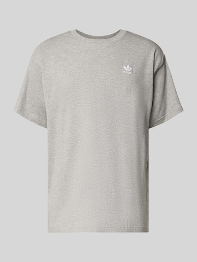 Produktfoto, graues T-Shirt mit Label-Stitching von adidas Originals aus reiner Baumwolle im Regular-Fit und geripptem Rundhalsausschnitt.