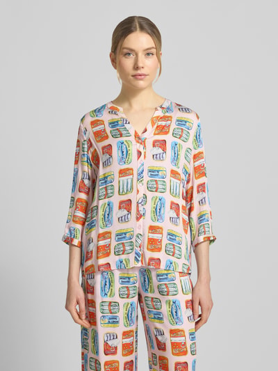 Frauenmodel trägt Langarmbluse aus reiner Viskose von Milano Italy in Relaxed-Fit mit V-Ausschnitt, 3/4-Arm, durchgehender Knopfleiste, Ganzkörperansicht von vorne.