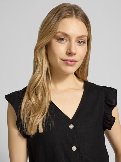 Frauenmodel trägt Regular Fit Bluse aus Leinen-Viskose-Mix mit Rüschen von B.Young, V-Ausschnitt, Knopfleiste, Nahaufnahme Oberkörper.