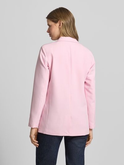 Frauenmodel trägt Loose Fit Longblazer mit Abnähern Modell 'BOZZY' von Pieces in zartem Rosa, unifarben, Rückansicht Ganzkörperansicht.