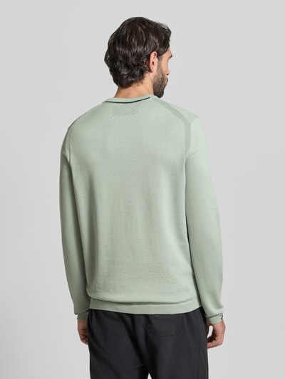 Männermodel trägt Regular Fit Strickpullover aus reiner Baumwolle Modell 'EVER-X' von BOSS Green in Hellgrün, unifarben, Rückansicht.
