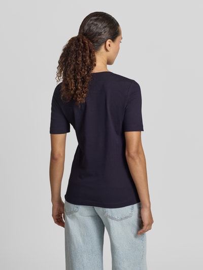 Frauenmodel trägt T-Shirt mit Statement-Stitching und Rundhalsausschnitt von Christian Berg Woman in Dunkelblau, reine Baumwolle, Regular Fit, Rückenlänge bei Größe S 59 cm, Ganzkörperansicht Rückansicht