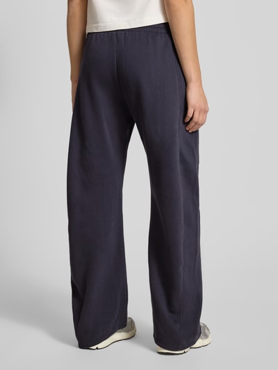 Frauenmodel trägt Sweatpants mit elastischem Bund und Tunnelzug von Review im Relaxed-Fit, Baumwoll-Mix mit Viskose-Anteil, Ganzkörperansicht Rückansicht.