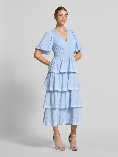 Frauenmodel trägt Damen Midikleid in Rüschen-Optik, Strukturmuster, taillierte Passform, V-Ausschnitt, Halbarm, Modell 'Plira' von YAS, Ganzkörperansicht von vorne.