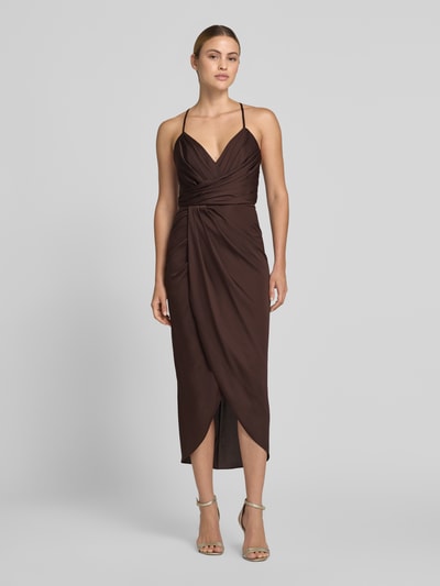 Frauenmodel trägt Midikleid mit gelegten Falten von Vera Mont in Braun aus Satin, Tailliert, V-Ausschnitt, Spaghettiträger, Ganzkörperansicht von vorne.