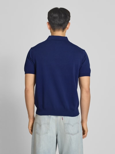Männermodel trägt Regular Fit Poloshirt mit Label-Stitching Modell 'Speedtrap' von PROHIBITED in Dunkelblau, Reine Baumwolle, Rückenlänge 64 cm, Ganzkörperansicht Rückansicht.