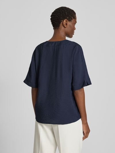 Frauenmodel trägt Blusenshirt mit V-Ausschnitt von Christian Berg Woman in Dunkelblau mit feiner Struktur, Regular Fit, Rückansicht, Ganzkörperansicht.