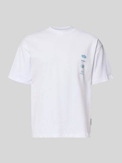 Produktfoto, białe tło, biała bawełna, błękitny nadruk z logo, krój relaxed fit, okrągły dekolt, męski t-shirt 'T-Shirt mit Label-Prints und Rundhalsausschnitt' od ANOTHER COTTON LAB, długość tyłu w rozmiarze M: 68 cm