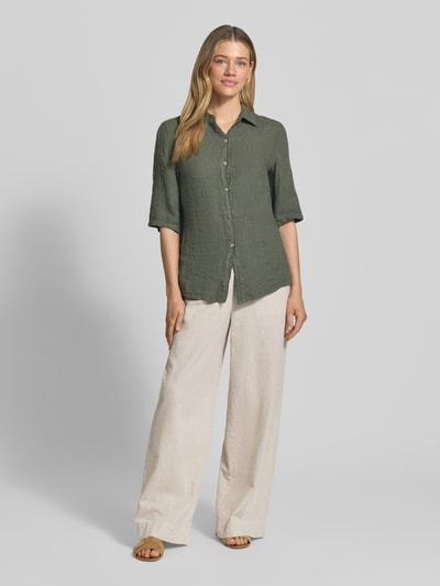 Frauenmodel trägt Leinenbluse mit 1/2-Arm Modell 'Si44laa' von ZABAIONE in Oliv, Reines Leinen, Regular-Fit, Hemdblusenkragen, Ganzkörperansicht von vorne.