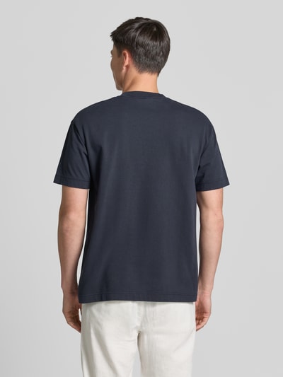 Männermodel trägt Relaxed Fit T-Shirt aus reiner Baumwolle von Marc O'Polo in Optik: Unifarben, Passform: Relaxed-Fit, Jersey, Ganzkörperansicht Rückansicht.