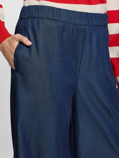 Kobieta nosi Wide Leg Tencel Hose mit Gummibund od Christian Berg Woman, lyocell-bawełna, szerokość w rozmiarze 36: 41 cm, długość 77 cm, zbliżenie na biodra