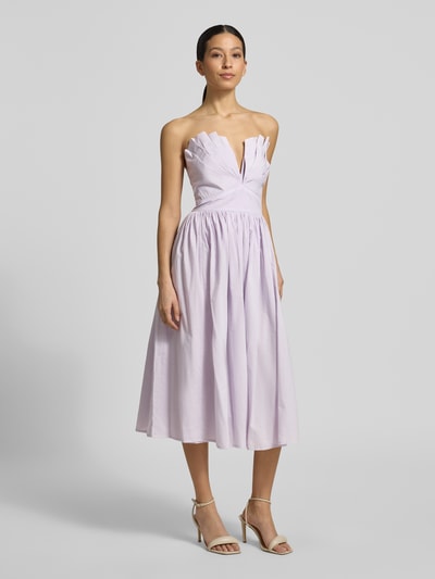 Frauenmodel trägt Cocktailkleid im Off-Shoulder-Look von LACE & BEADS aus Reine Baumwolle, A-Linie, Midikleid, V-Ausschnitt, gelegte Falten, Farbe Helllila, dezente Struktur. Ganzkörperansicht von vorne.