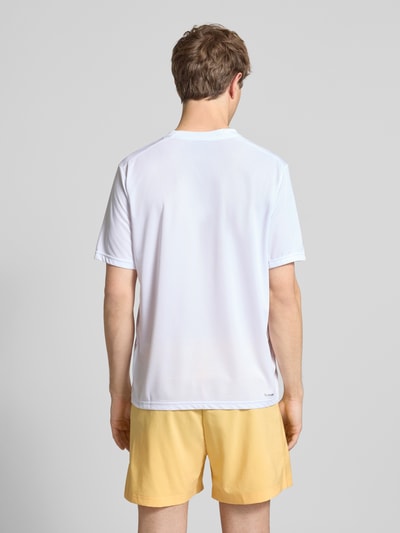 Männermodel draagt T-shirt met labelprint van adidas Training in wit, regular fit, ronde hals, ruglengte maat M 72 cm, Ganzkörperansicht Rückansicht.