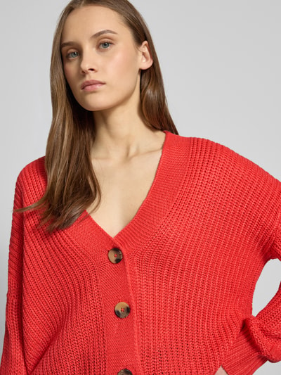 Frauenmodel trägt Regular Fit Strickjacke mit einreihiger Knopfleiste Modell 'CAROL NICE' von ONLY, Optik: Unifarben, Strickoptik, Nahaufnahme Oberkörper.