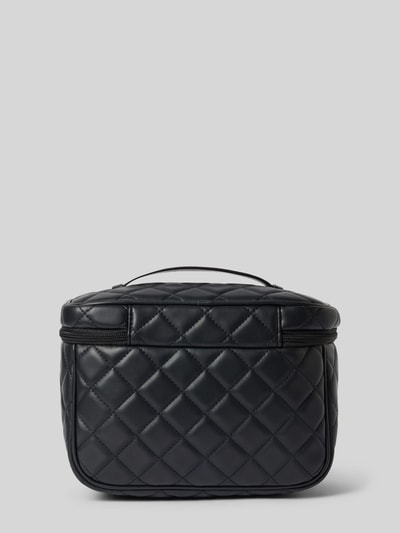 Produktfoto, Kosmetiktasche in Leder-Optik Modell 'JULIET' von GUESS in Schwarz mit Steppung, Metallic-Label, Reißverschluss und Innenfächern.