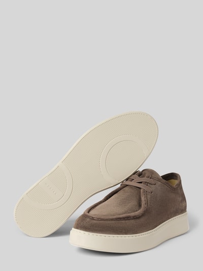 Produktfoto, Sneaker aus echtem Leder Modell 'Vick Ryan' von Nubikk in Braun mit cremeweißer, leicht profilierter Sohle, abgerundete Passform, sichtbar strukturierte Oberfläche, Absatzhöhe 4 cm, Schafthöhe 7 cm, Schaftweite 13 cm.