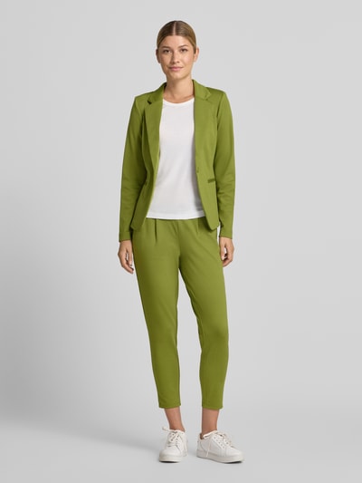 Frauenmodel trägt Blazer mit Viskose-Anteil Modell 'Kate' von ICHI in Grün, taillierte Passform, Reverskragen, Ganzkörperansicht von vorne.