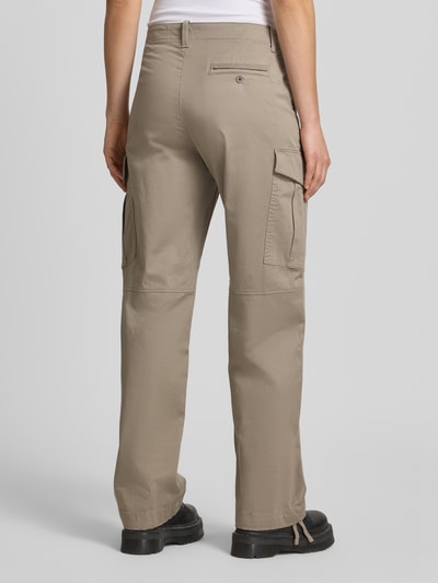 Frauenmodel trägt Loose Fit Cargohose aus Baumwoll-Mix von G-Star Raw in Beige mit Cargo- und Gesäßtaschen, Ganzkörperansicht Rückansicht. Damen Cargohose, Baumwoll-Elasthan-Mix, Loose Fit, Knopf- und Reißverschluss, Gürtelschlaufen, französische Eingrifftaschen, Cargo- und Gesäßtaschen, Beinabschlüsse mit Bändern, Bundweite bei Größe 27: 40 cm, Innenbeinlänge bei Größe 27: 81 cm.