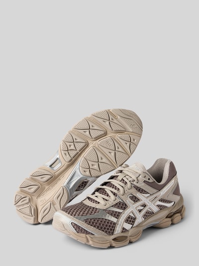 Produktfoto, Sneaker mit Label-Detail Modell 'GEL-CUMULUS 16' von ASICS in Beige und Braun mit Schnürverschluss, strukturierter Sohle, Kontrastbesatz in metallic, Damenschuh mit abgerundeter Form, Absatzhöhe 4 cm, Schafthöhe 8 cm, Schaftweite 7 cm