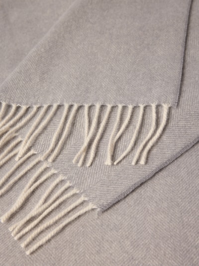 Produktfoto, Schal aus Kaschmir mit Fischgrat-Dessin und Fransen von SALMONE in Grau und Creme, Rechteckform, feine Textur, Kontext: Herren Schal, reine Kaschmirwolle, 36 cm breit, 168 cm lang