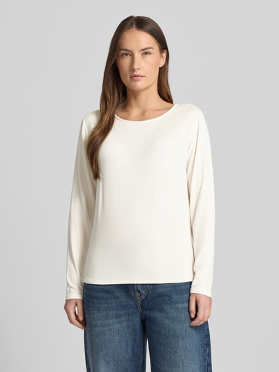Frauenmodel trägt Relaxed Fit Longsleeve aus Viskose-Mix mit U-Boot-Ausschnitt von Fynch-Hatton, cremeweiß, langärmelig, Ganzkörperansicht von vorne.