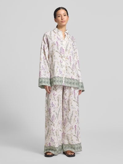 Frauenmodel trägt Wide Leg Leinenhose mit Lavendelprint von Christian Berg Woman, florales Muster, reines Leinen, Ganzkörperansicht von vorne.