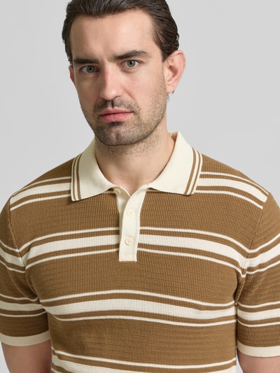 Männermodel trägt Slim Fit Poloshirt in Strick-Optik von MCNEAL in Braun mit weißen Streifen aus reiner Baumwolle, Nahaufnahme Oberkörper.
