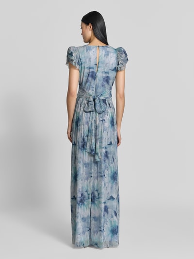 Frauenmodel trägt Maxikleid mit floralem Allover-Print von SWING in Blau-Grau mit Plissee-Optik, glänzender Stoff, Ganzkörperansicht Rückansicht.