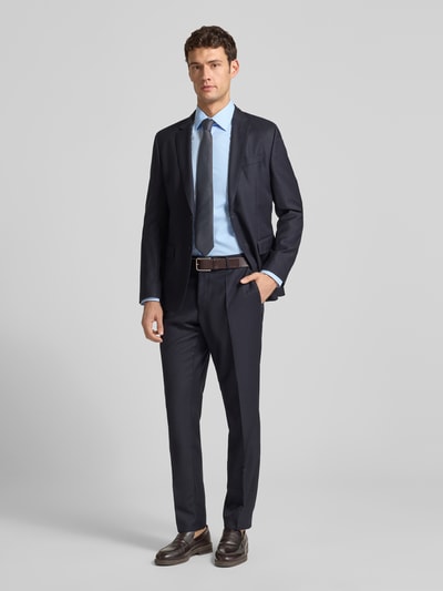 Männermodel trägt Slim Fit Businesshemd aus Popeline mit Stretch-Anteil von BOSS, hellblau, Kentkragen, Ganzkörperansicht von vorne, Baumwoll-Elasthan-Mix, durchgehende Knopfleiste, Sportmanschetten, abgerundeter Saum, Easycare, Schulterbreite 48 cm, Ärmellänge 66 cm, Rückenlänge 78 cm.