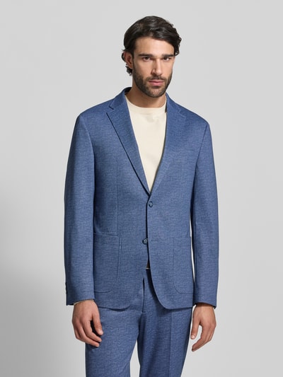 Männermodel trägt Regular Fit Sakko mit Viskose-Anteil Modell 'Manel' von Pierre Cardin in Blau, feine Struktur, Ganzkörperansicht von vorne.
