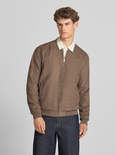 Männermodel trägt Regular Fit Bomberjacke in Lederoptik Modell 'LUCAS' von Only & Sons, Optik: Unifarben, Ganzkörperansicht von vorne.