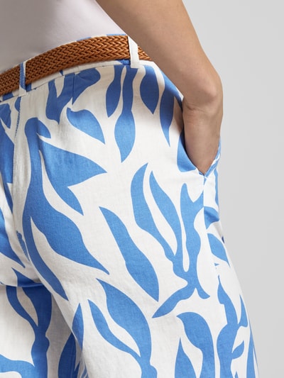 Frauenmodel trägt Culotte aus Leinen-Baumwoll-Mix mit Gürtel von Christian Berg Woman im Allover-Look, Nahaufnahme Hüfte.