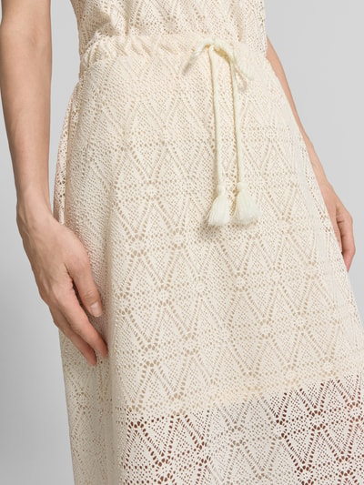 Frauenmodel trägt Leicht ausgestellter Midi-Rock aus Spitze mit elastischem Bund Modell 'MAYA' von Vero Moda, unifarben, gehschlitzter Saum, transparenter Spitzenstoff mit blickdichtem Unterrock, Nahaufnahme Oberkörper.