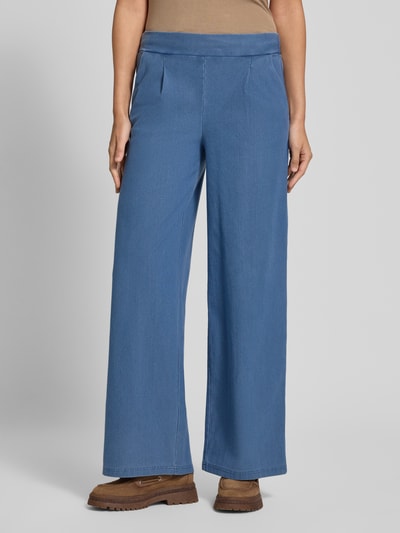 Frauenmodel trägt Wide Fit Jeans mit elastischem Bund Modell 'KATE' von ICHI, Mieszanka bawełny z dodatkiem streczu, krój wide fit, szerokość w rozmiarze S 40 cm, długość wewnętrzna nogawki S 80 cm, z przodu, całkowity widok.