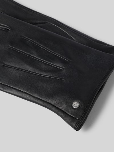 Produktfoto, Lederhandschuhe aus echtem Leder von Roeckl in Schwarz, Ziernähte, metallic Label-Detail, strukturierte Oberfläche