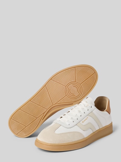 Productfoto, Sneaker uit puur leer met logo-detail model 'Cuzmo' van Gant, afgeronde pasvorm, witte en beige tinten, profielzool, vetersluiting.