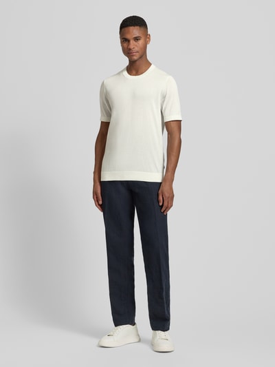 Męski model nosi Strickshirt mit Rundhalsausschnitt und 1/2-Arm von OLYMP Level Five, mieszanka bawełny i lyocellu, krój regular fit, okrągły dekolt, rękaw o dł. 1/2, długość tyłu w rozmiarze M: 67 cm, jasny kolor, prosta faktura, gładkie wykończenie, pełny widok z przodu