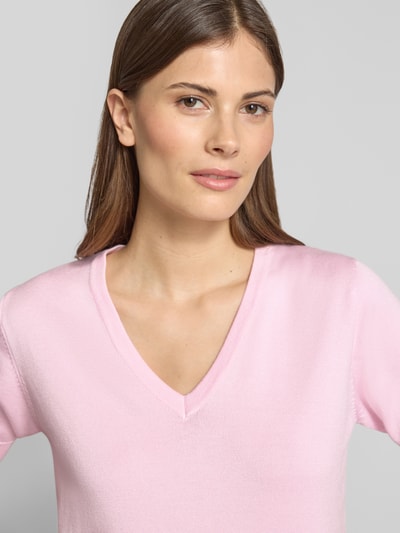 Kobiece model prezentuje Strickshirt mit V-Ausschnitt Modell 'Katie' von FREE/QUENT, różowy, z wiskozy ze stretch, krój regular fit, dekolt V, długość pleców 59 cm, długość rękawa 26 cm, zbliżenie na górną część ciała.