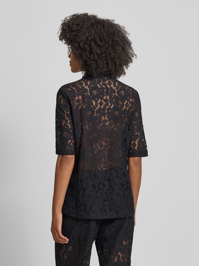 Frauenmodel trägt Regular Fit Bluse aus Baumwoll-Mix Modell 'HONEY' von Vero Moda, Optik: Unifarben, Allover-Muster, Ganzkörperansicht Rückansicht