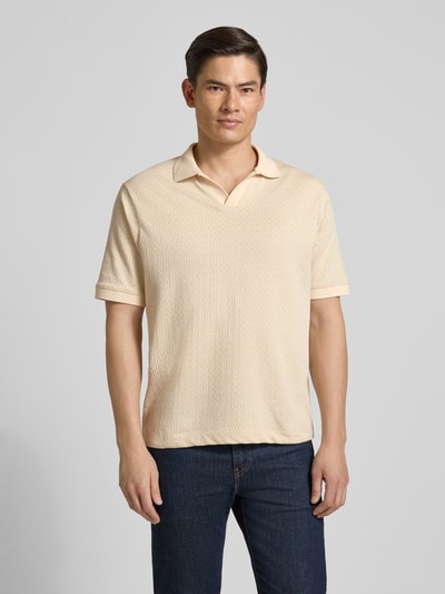Männermodel trägt Regular Fit Poloshirt mit V-Ausschnitt Modell 'ACAYO' von Drykorn, cremefarbener Baumwoll-Mix, Ganzkörperansicht von vorne.