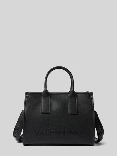 Produktfoto, schwarze Handtasche mit Logo-Prägung Modell 'FOXY' von VALENTINO BAGS, strukturierte Oberfläche, goldene Details, Hauptfach mit Reißverschluss, kurze Tragegriffe, verstellbarer Schultergurt mit eingewebtem Logo, rechteckige Form, Innenfach mit Reißverschluss, Maße 34x26x15 cm, Länge Schulterriemen 38 cm.
