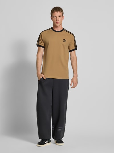 adidas Originals T-shirt z wyhaftowanym logo i okrągłym dekoltem Średniobrązowy 1